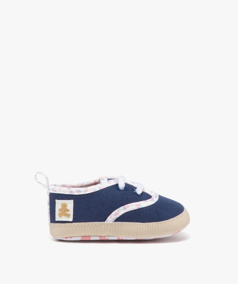 Chaussons de naissance en toile à liseré fleuri - LuluCastagnette